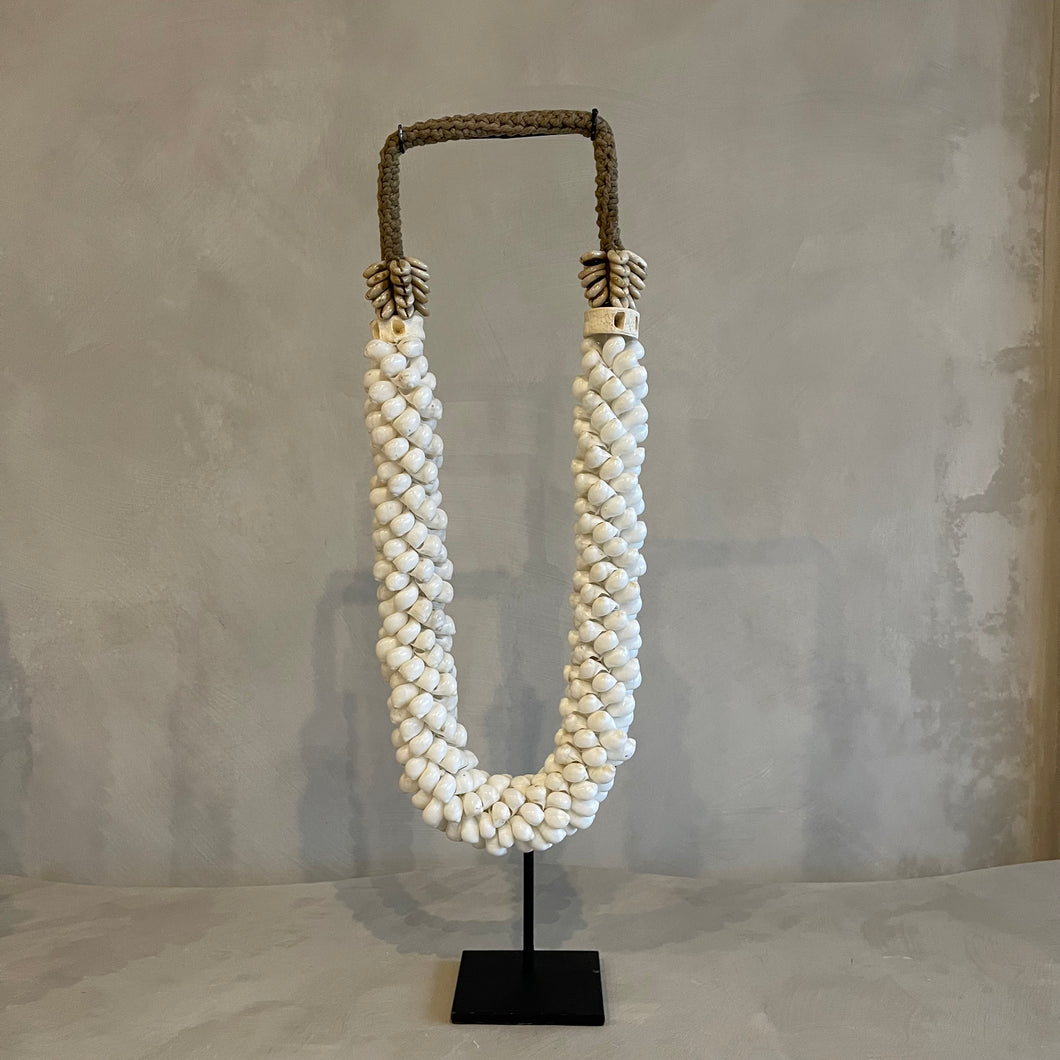 Ornament shell white L