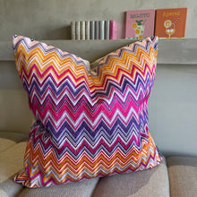 Afbeelding in Gallery-weergave laden, Cushion zigzag pink/orange/purple
