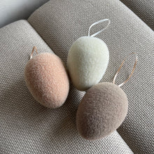 Afbeelding in Gallery-weergave laden, Fluffy easter egg taupe

