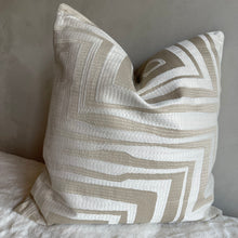 Afbeelding in Gallery-weergave laden, Cushion Alina
