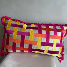 Afbeelding in Gallery-weergave laden, Cushion lines multi
