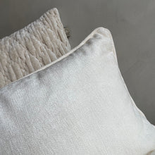Afbeelding in Gallery-weergave laden, Cushion Lewy snow white
