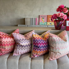 Afbeelding in Gallery-weergave laden, Cushion zigzag pink/orange/purple
