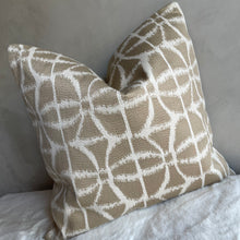 Afbeelding in Gallery-weergave laden, Cushion Nala

