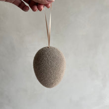 Afbeelding in Gallery-weergave laden, Fluffy easter egg taupe
