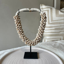 Afbeelding in Gallery-weergave laden, Ornament shell beige S
