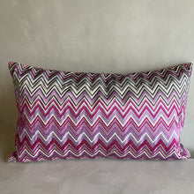 Afbeelding in Gallery-weergave laden, Cushion zigzag purple 60x35cm
