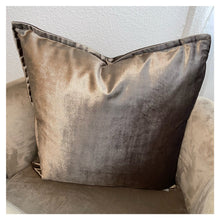 Afbeelding in Gallery-weergave laden, Cushion velvet stone 45cm
