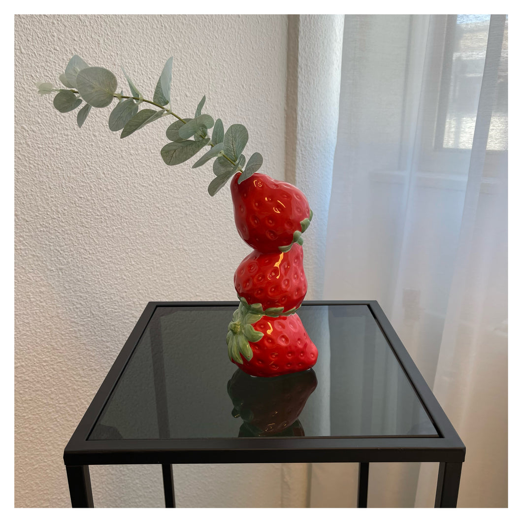Vase strawberries