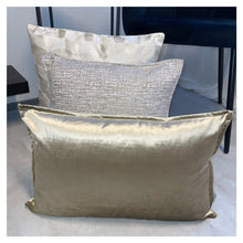 Afbeelding in Gallery-weergave laden, Cushion velvet champagne
