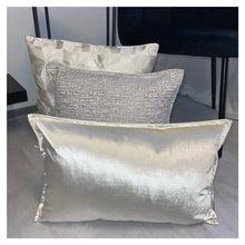 Afbeelding in Gallery-weergave laden, Cushion velvet ivory
